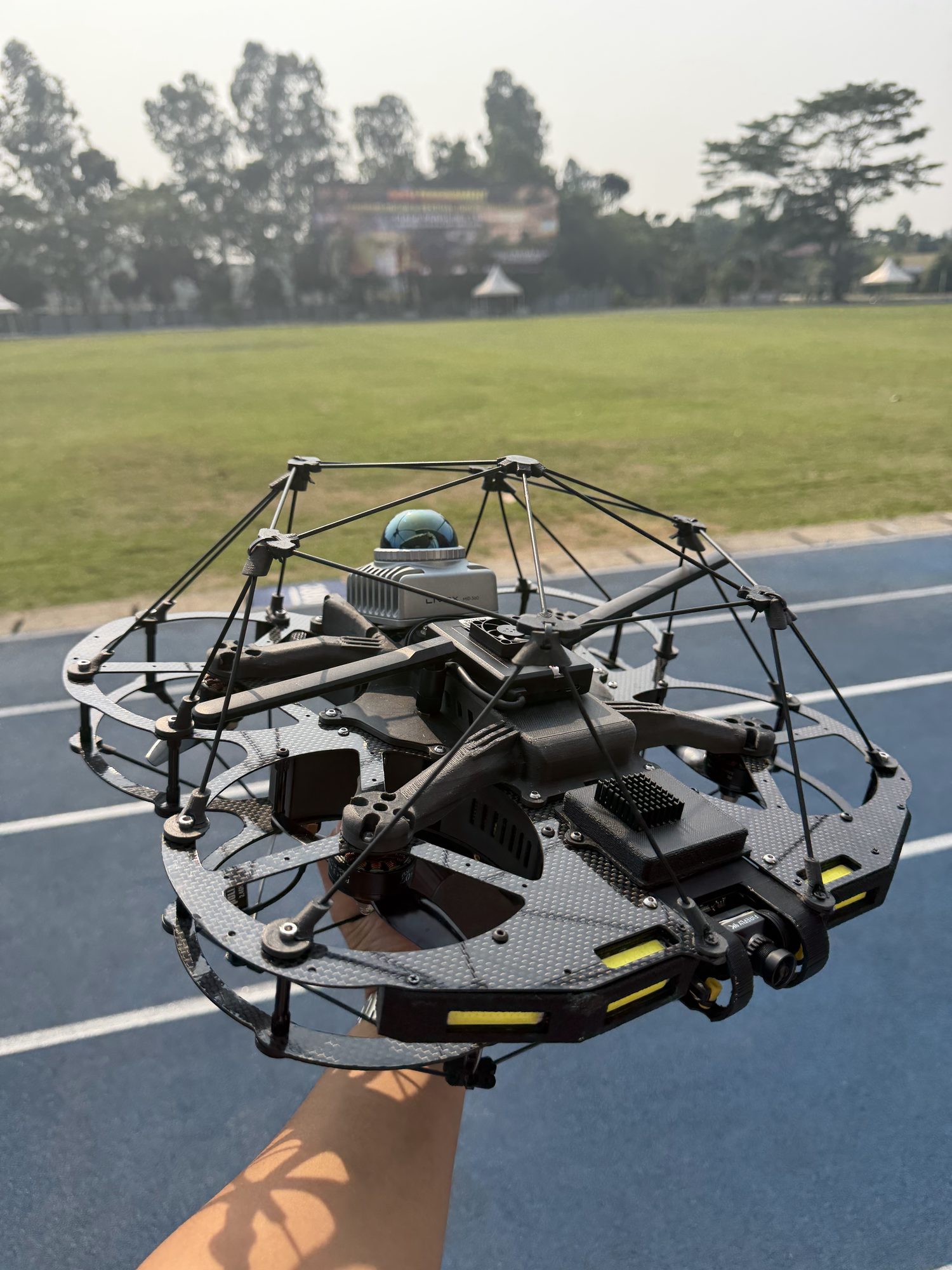 Skyline L-490 held in one hand, showing the carbon-fibre cage